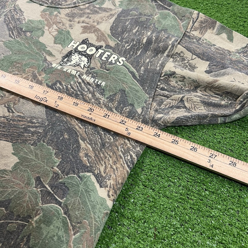 Vintage Single Stitch Hooters Shirt XL Camo 90s USA made "Big Game Hunter" - Picture 5 of 7